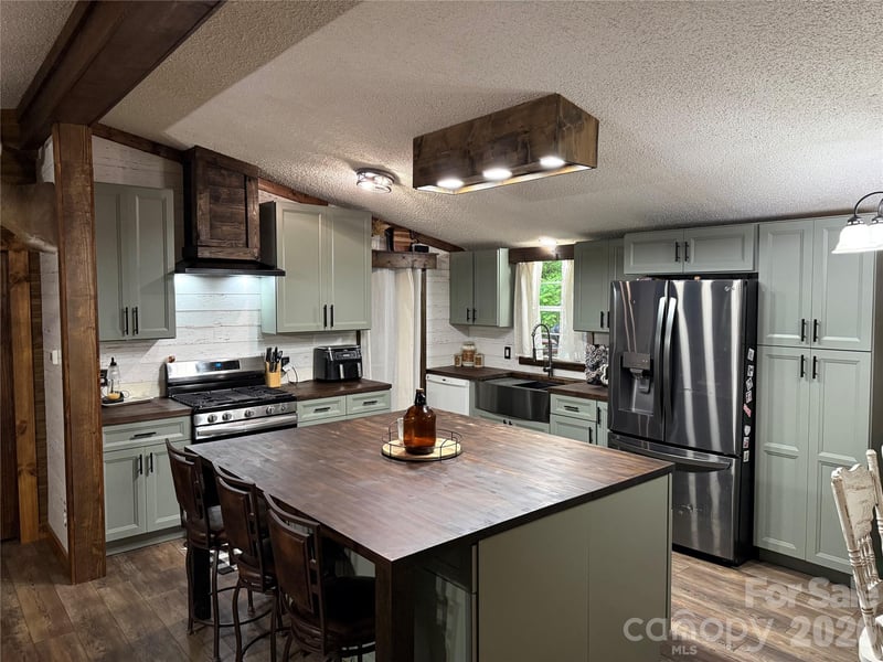71 Ledford Ridge Ln, Bakersville, NC 28705