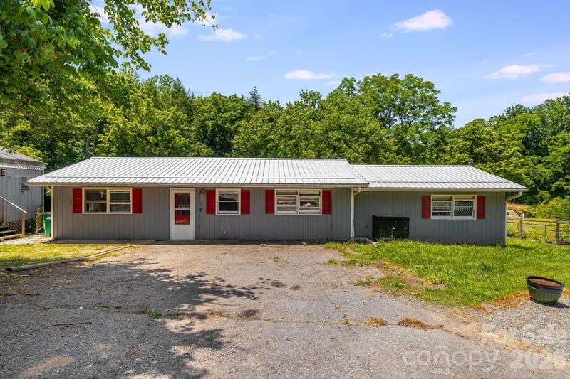 67 Banks Town Rd, Weaverville, NC 28787