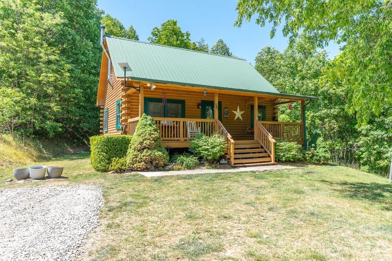 451 Rustic Ridge Dr, Canton, NC 28716