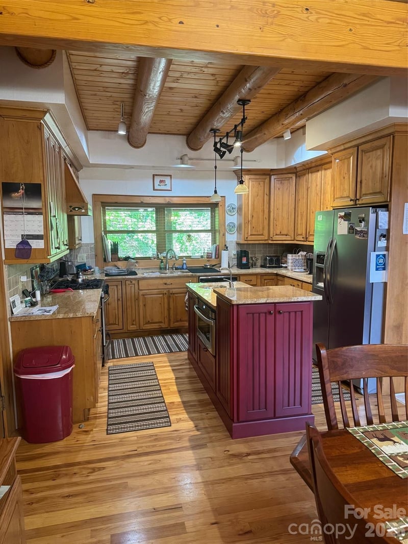 686 Hyacinth Dr, Clyde, NC 28721