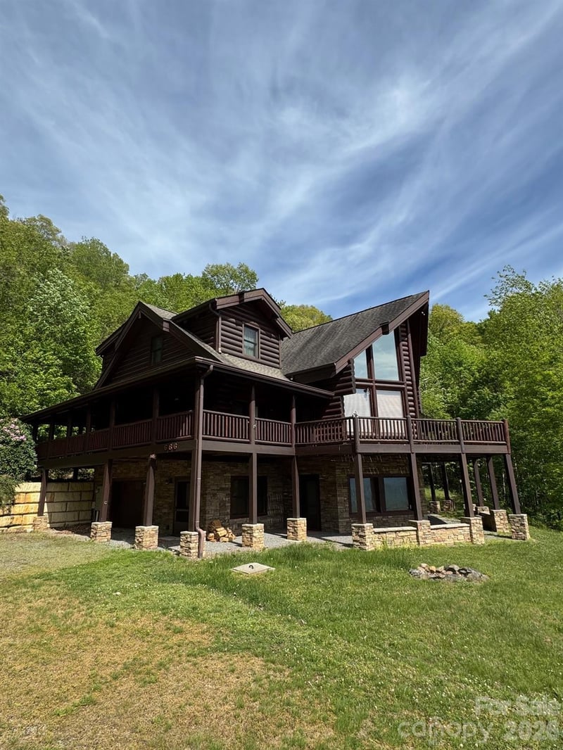 686 Hyacinth Dr, Clyde, NC 28721