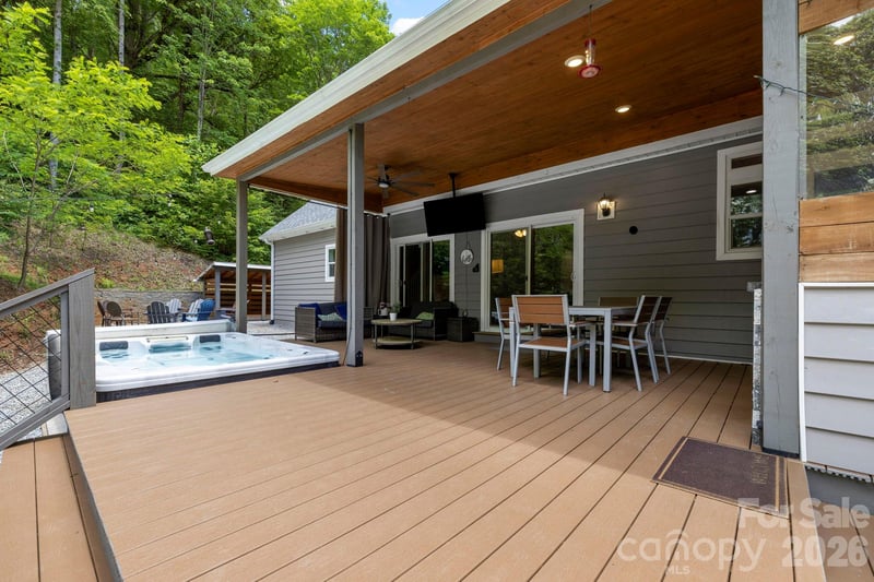 311 Charming Ln, Hendersonville, NC 28792