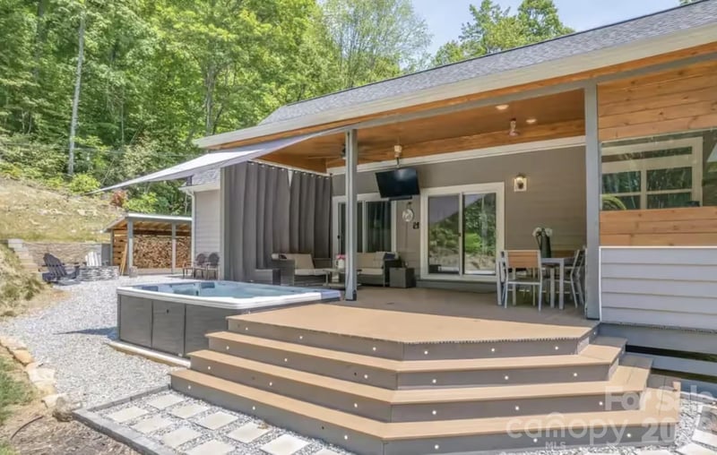 311 Charming Ln, Hendersonville, NC 28792