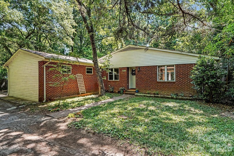 812 Saint Michaels Ln, Gastonia, NC 28052