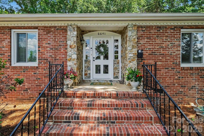 6641 Brookmeade Dr, Charlotte, NC 28226