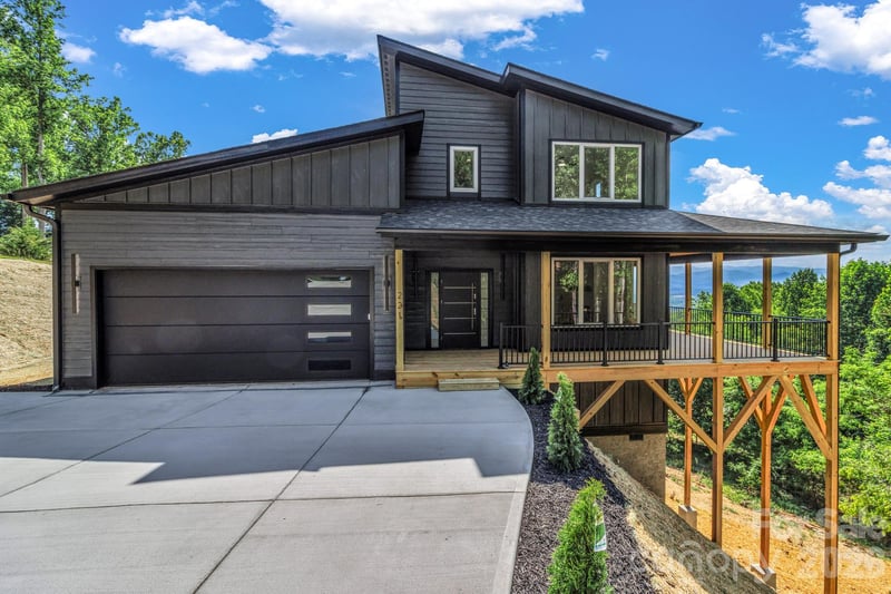 221 Coopers Dr, Hendersonville, NC 28739