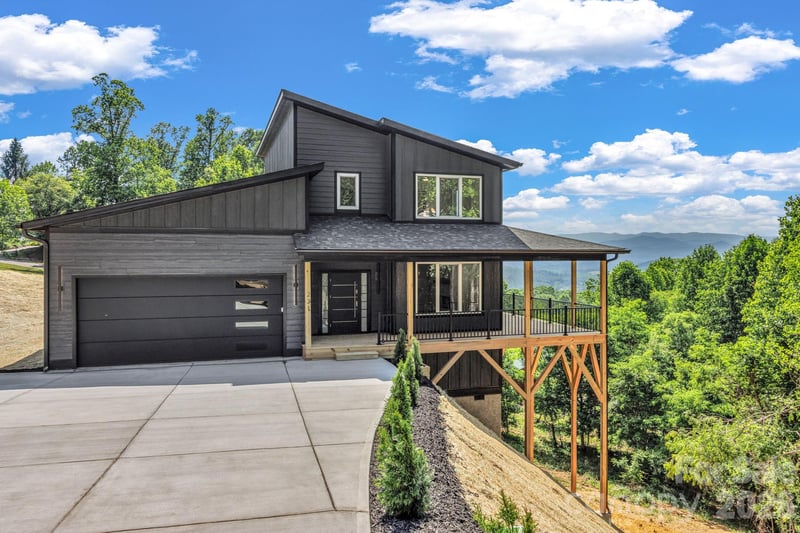 221 Coopers Dr, Hendersonville, NC 28739
