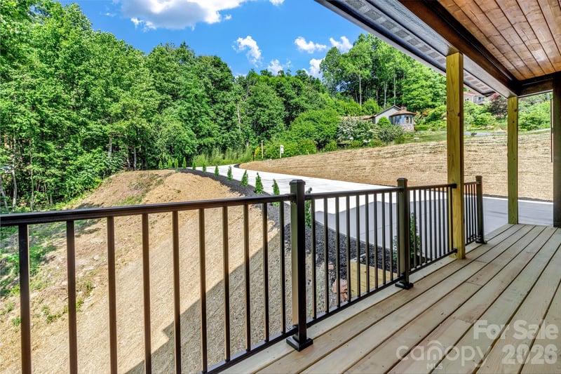 221 Coopers Dr, Hendersonville, NC 28739