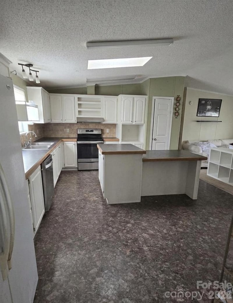 1276 Forest Ridge Dr, Bessemer City, NC 28016