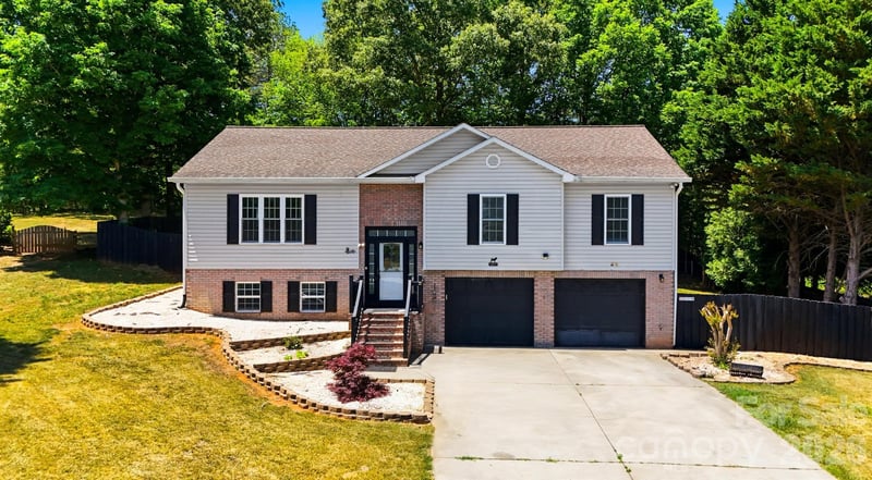 107 Cliffwood Dr, Hudson, NC 28638