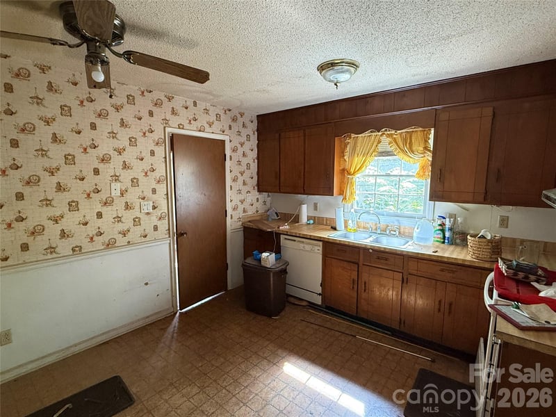 10100 Starwood Dr, Charlotte, NC 28215