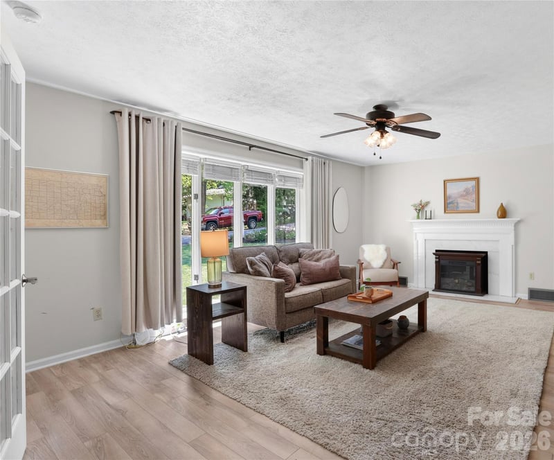 711 Oak Terrace Ln, Hendersonville, NC 28791