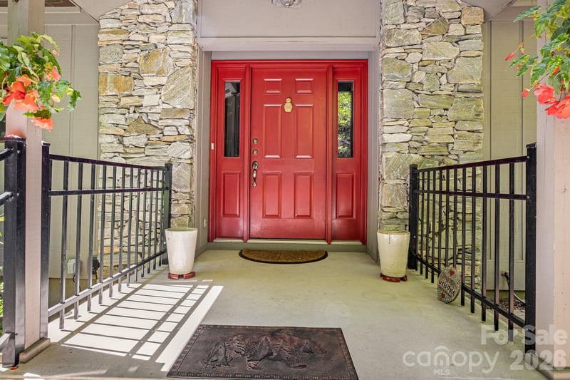 36 Foxglove Rd, Hendersonville, NC 28739