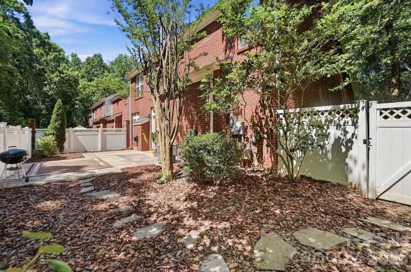 10412 Berkeley Woods Ln, Charlotte, NC 28277