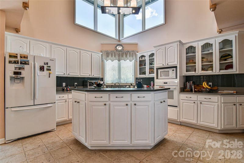 518 Forest Ridge Dr, Mars Hill, NC 28754