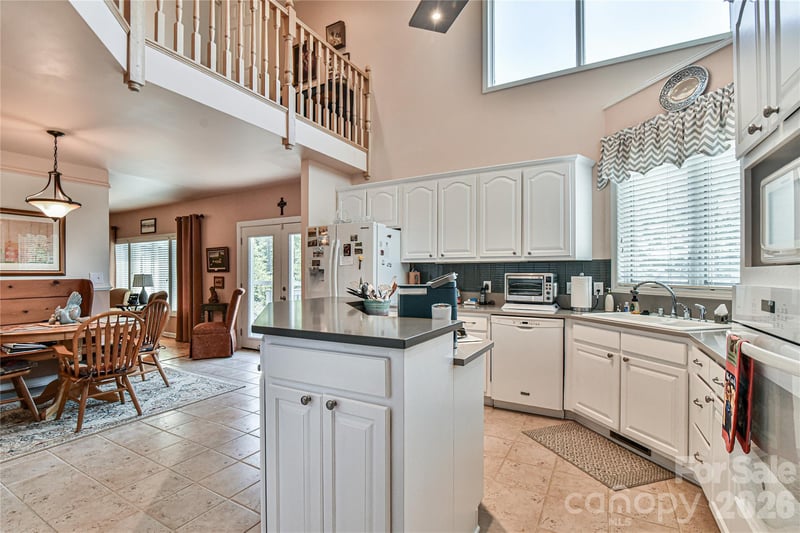 518 Forest Ridge Dr, Mars Hill, NC 28754
