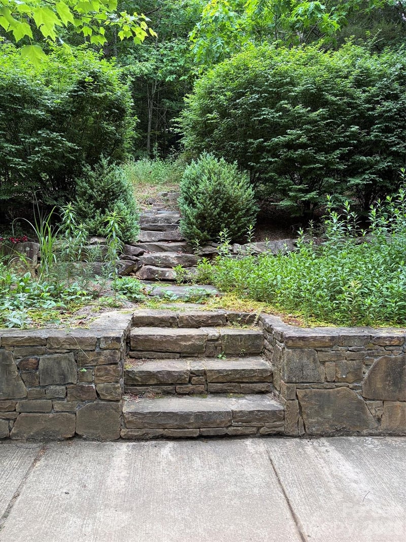46 Cheshire Dr, Black Mountain, NC 28711