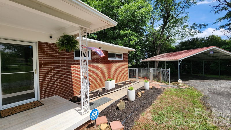 101 Bluebird Ln, Morganton, NC 28655