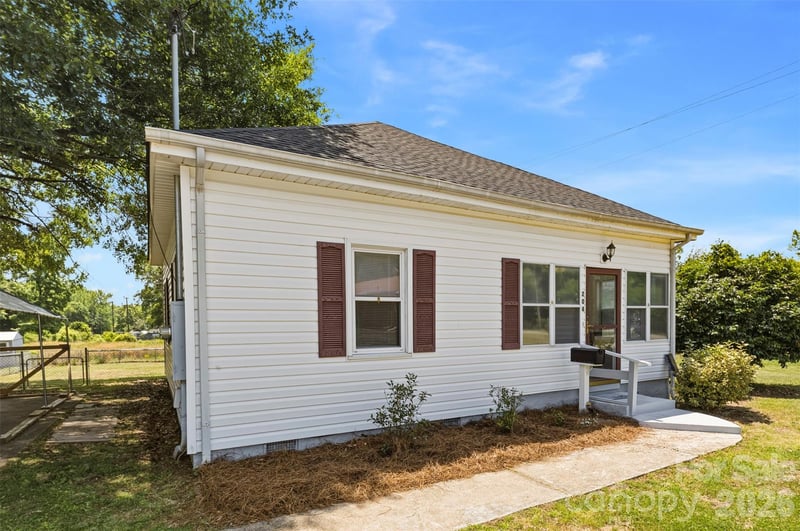 204 Hampshire Ln, Clover, SC 29710