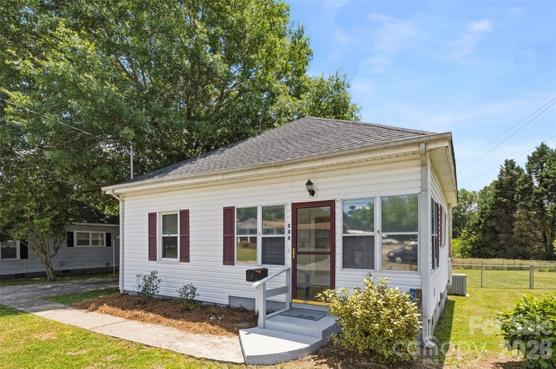 204 Hampshire Ln, Clover, SC 29710