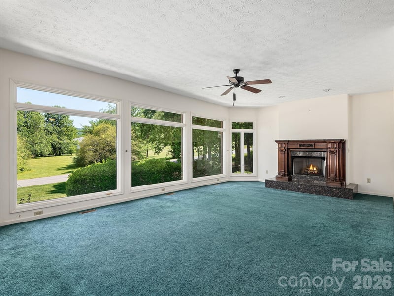 39 Beaumont Dr, Hendersonville, NC 28739