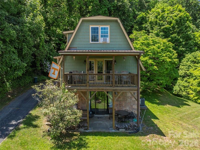 649 Acres View Dr, Waynesville, NC 28786