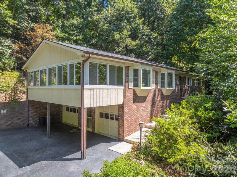 446 Deerhaven Ln, Hendersonville, NC 28791