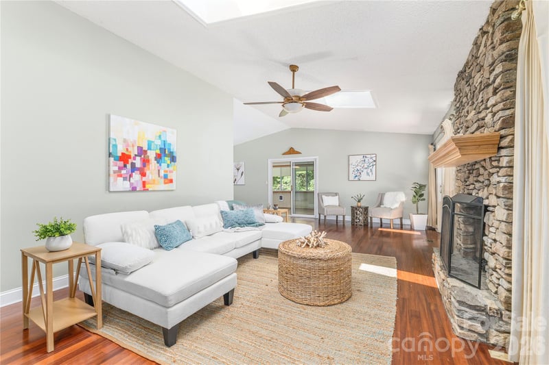 446 Deerhaven Ln, Hendersonville, NC 28791