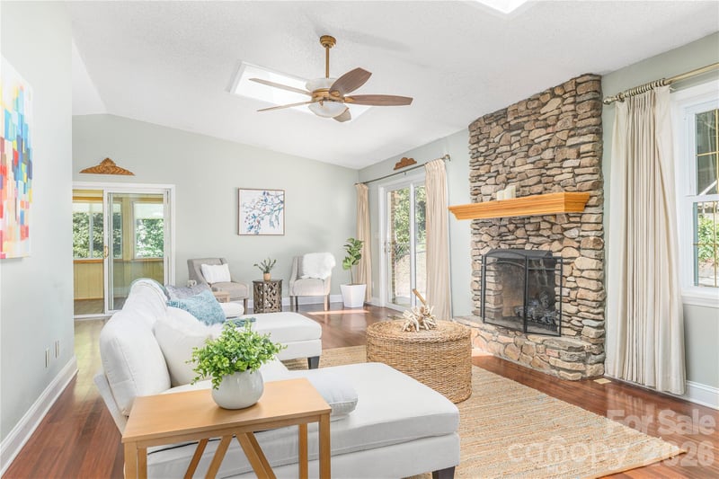 446 Deerhaven Ln, Hendersonville, NC 28791