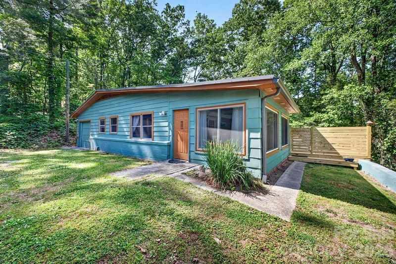 147 Longview Dr, Hendersonville, NC 28791