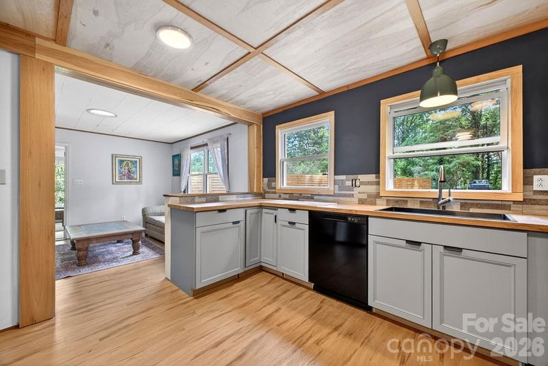 147 Longview Dr, Hendersonville, NC 28791
