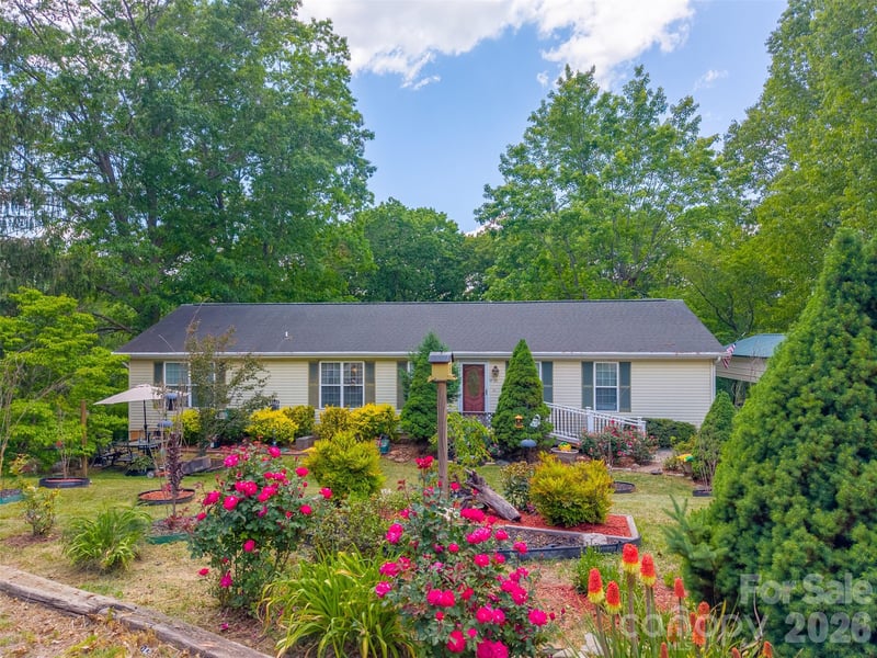 Hennessee St, Clyde, NC 28721