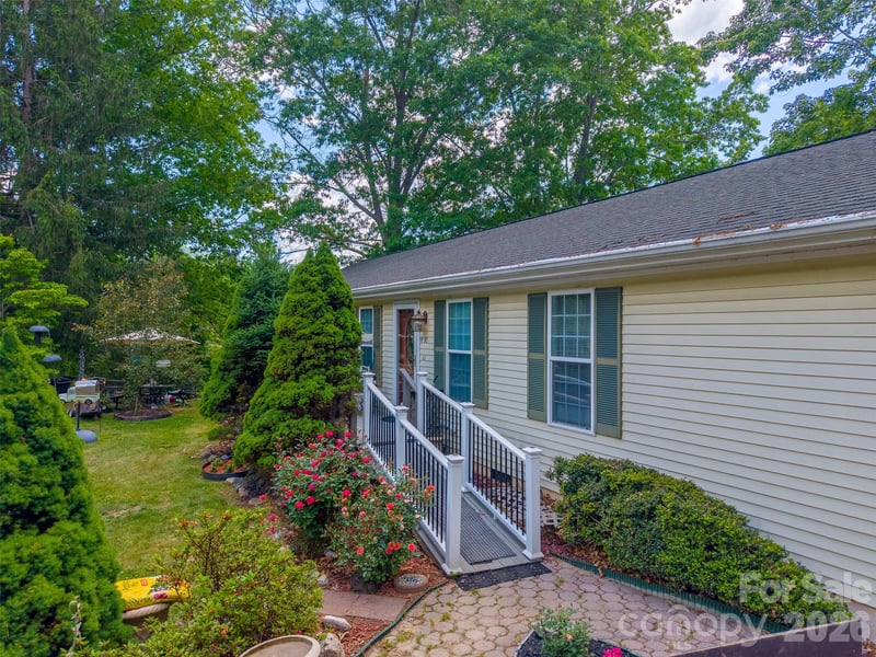 Hennessee St, Clyde, NC 28721