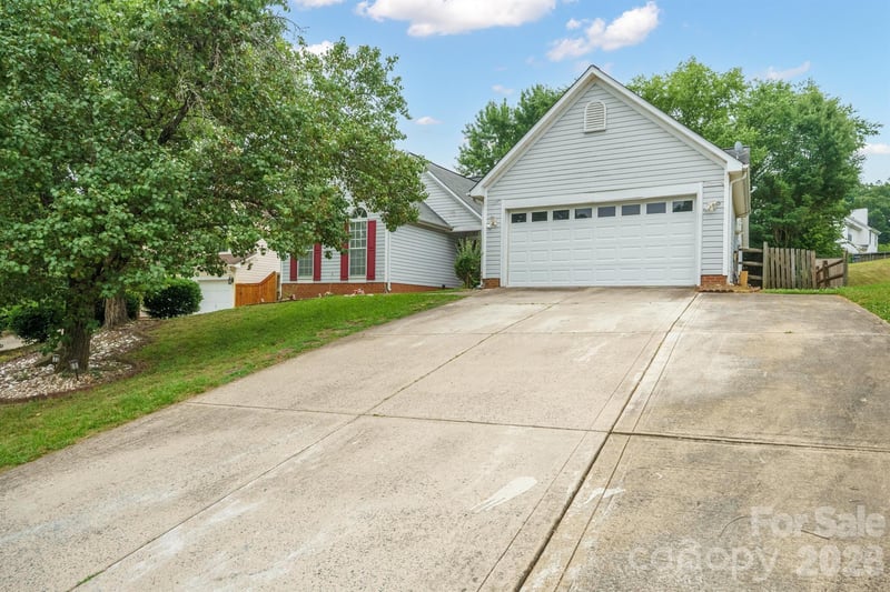 9426 Cantle Dr, Charlotte, NC 28216