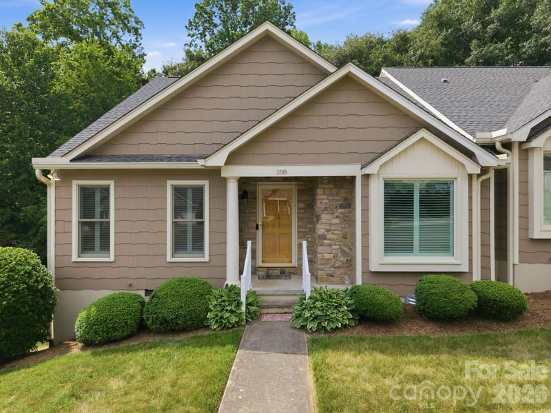 188 39th Avenue Ct, Hickory, NC 28601