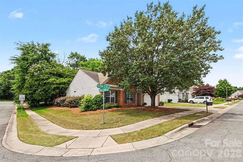 8708 Heron Glen Dr, Charlotte, NC 28269