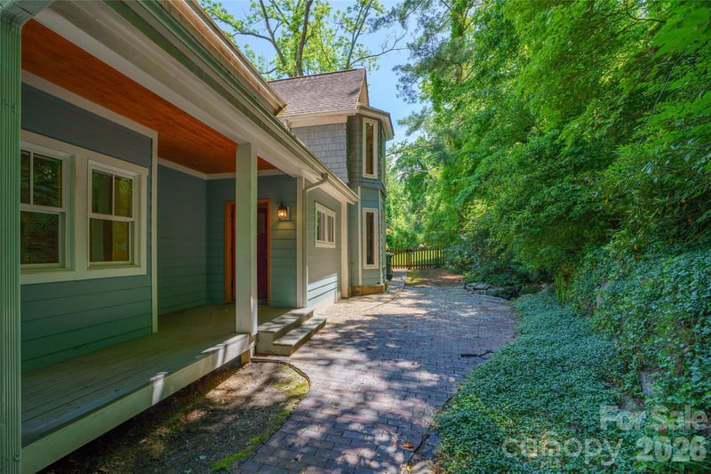 32 Delano Rd, Asheville, NC 28805
