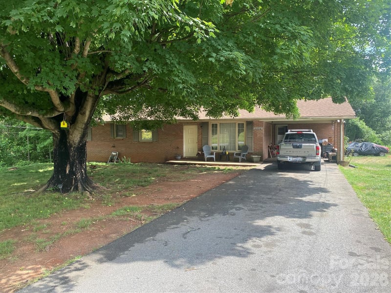 2071 Colonial Ln, Hickory, NC 28601