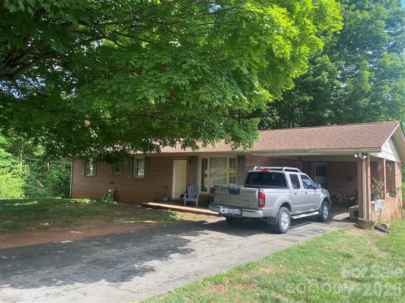 2071 Colonial Ln, Hickory, NC 28601