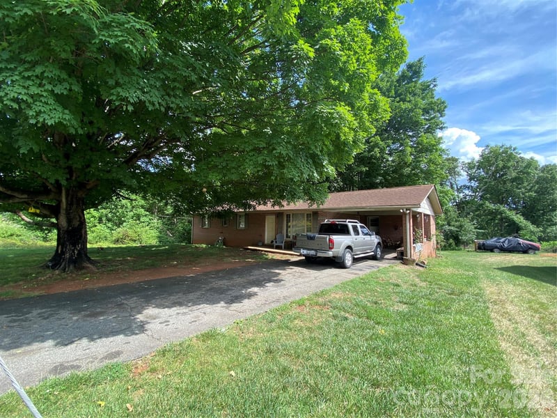 2071 Colonial Ln, Hickory, NC 28601