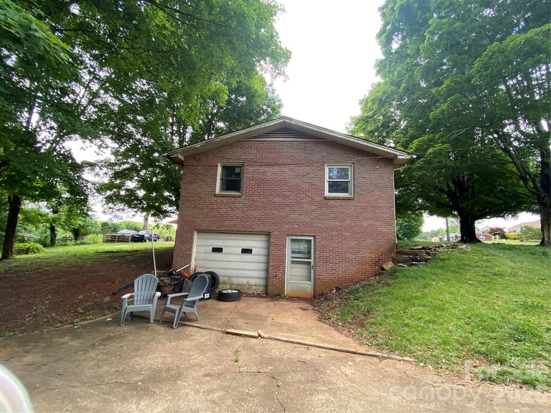 2071 Colonial Ln, Hickory, NC 28601