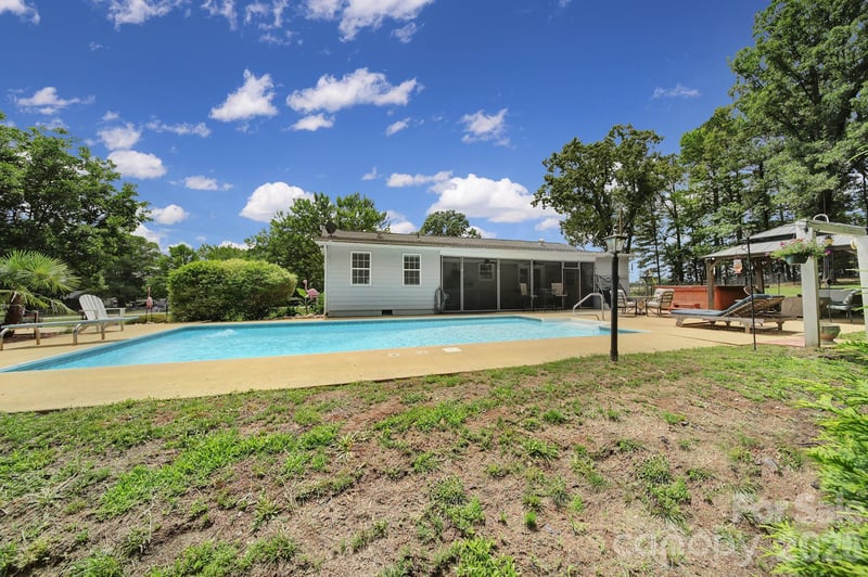 1516 Lowrys Hw, Chester, SC 29706