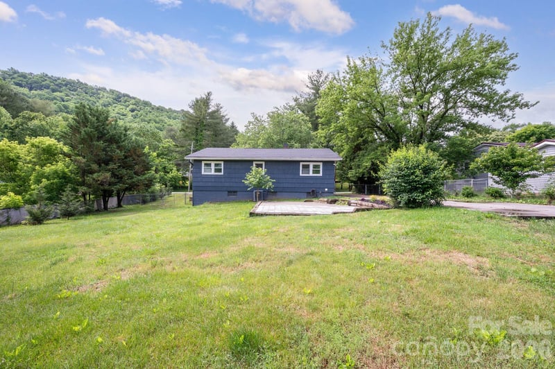 65 Farley St, Waynesville, NC 28786
