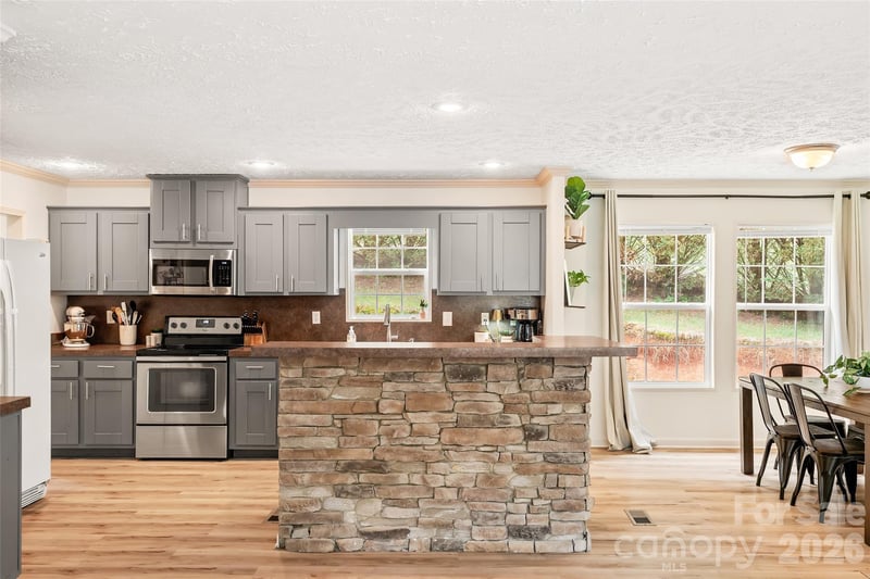 11 Misty Ln, Candler, NC 28715