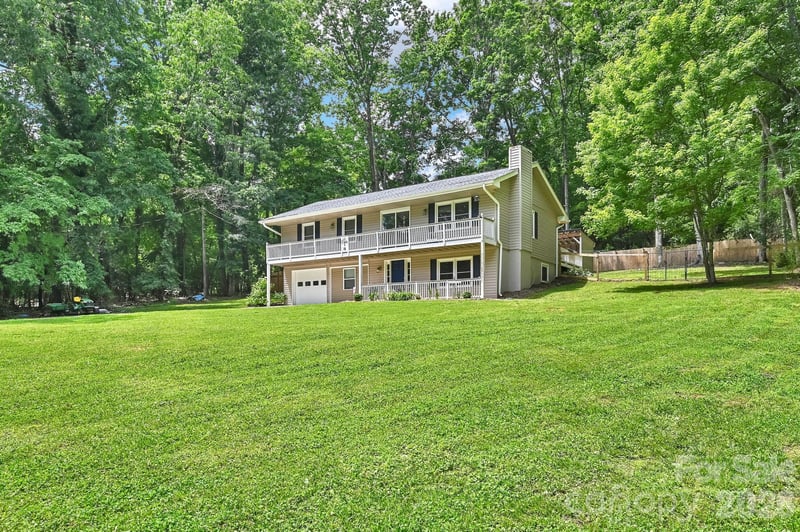 11 Greenwood Acres Dr, Mills River, NC 28759
