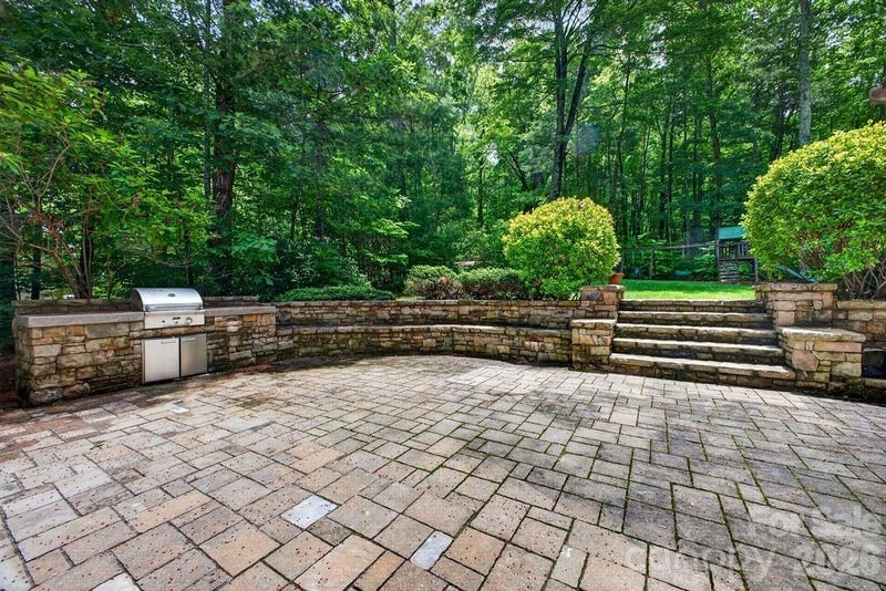 94 Oak Hollow Dr, Asheville, NC 28805