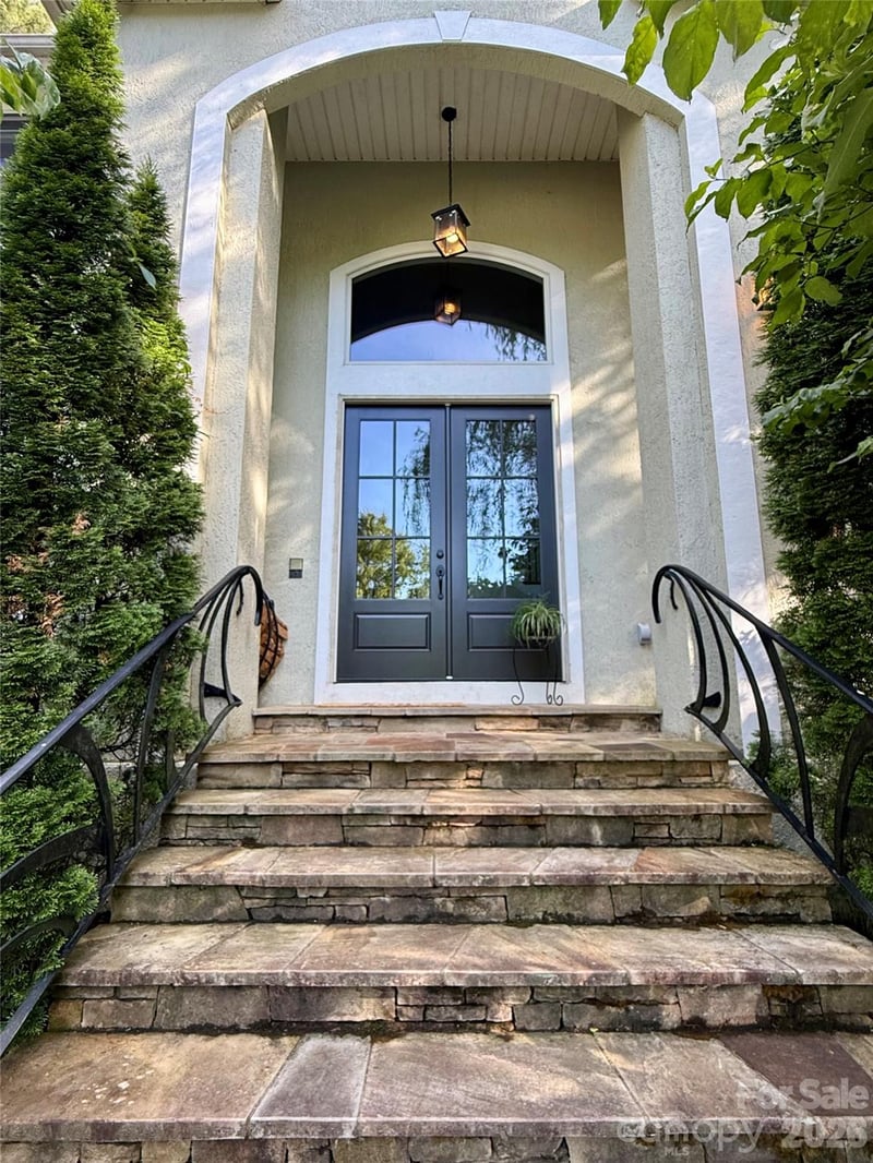 94 Oak Hollow Dr, Asheville, NC 28805