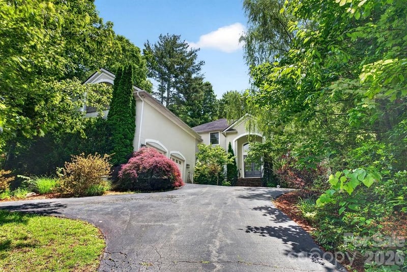 94 Oak Hollow Dr, Asheville, NC 28805