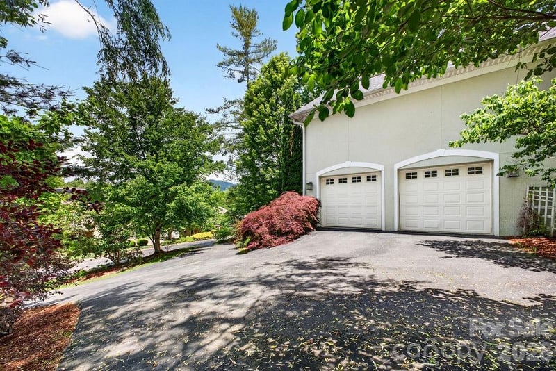 94 Oak Hollow Dr, Asheville, NC 28805