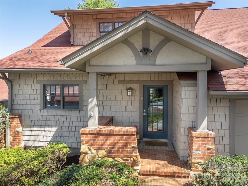 19 Lacoste Dr, Hendersonville, NC 28739